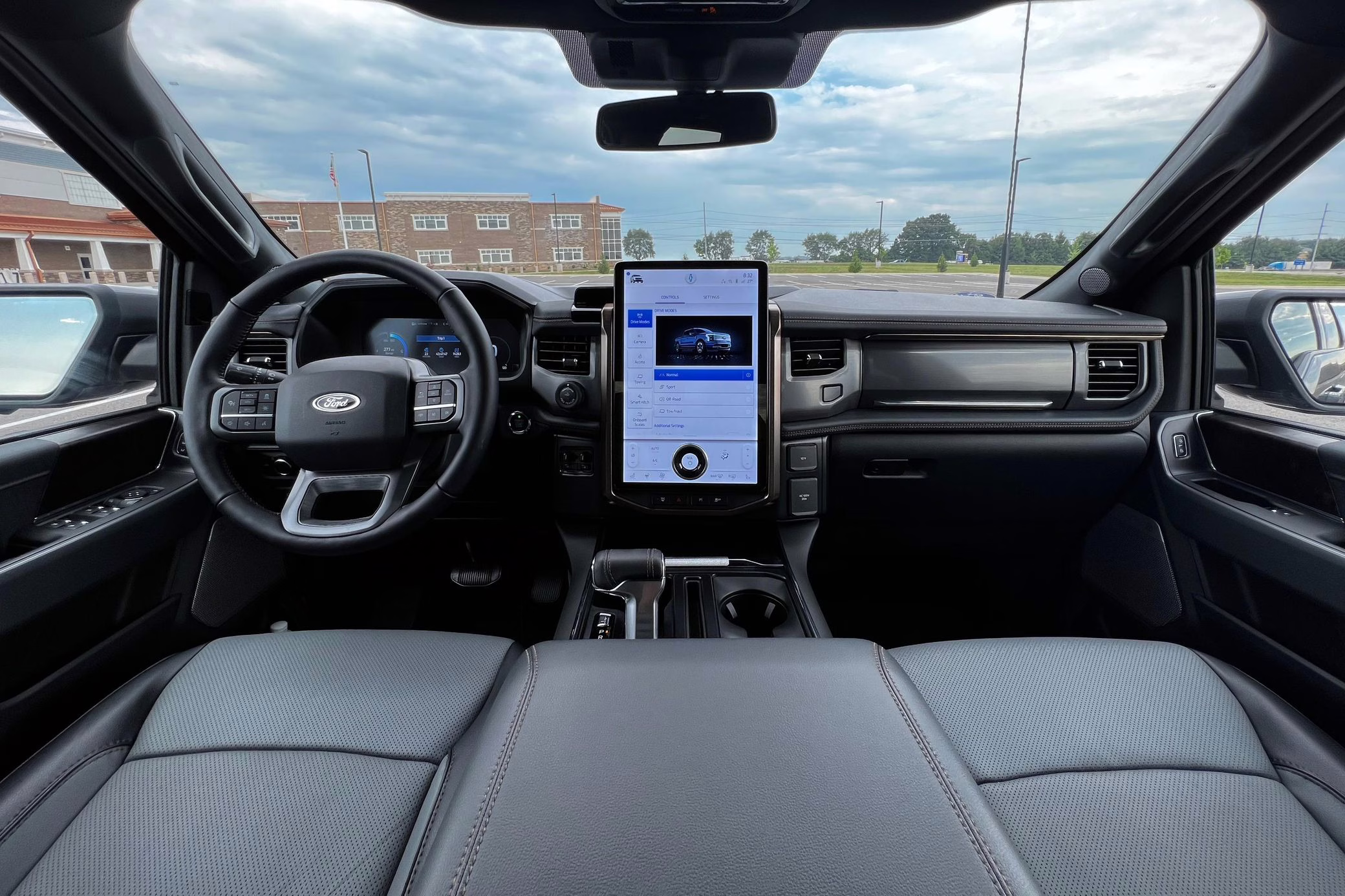 2022 Ford F-150 Lightning Lariat - Image 7