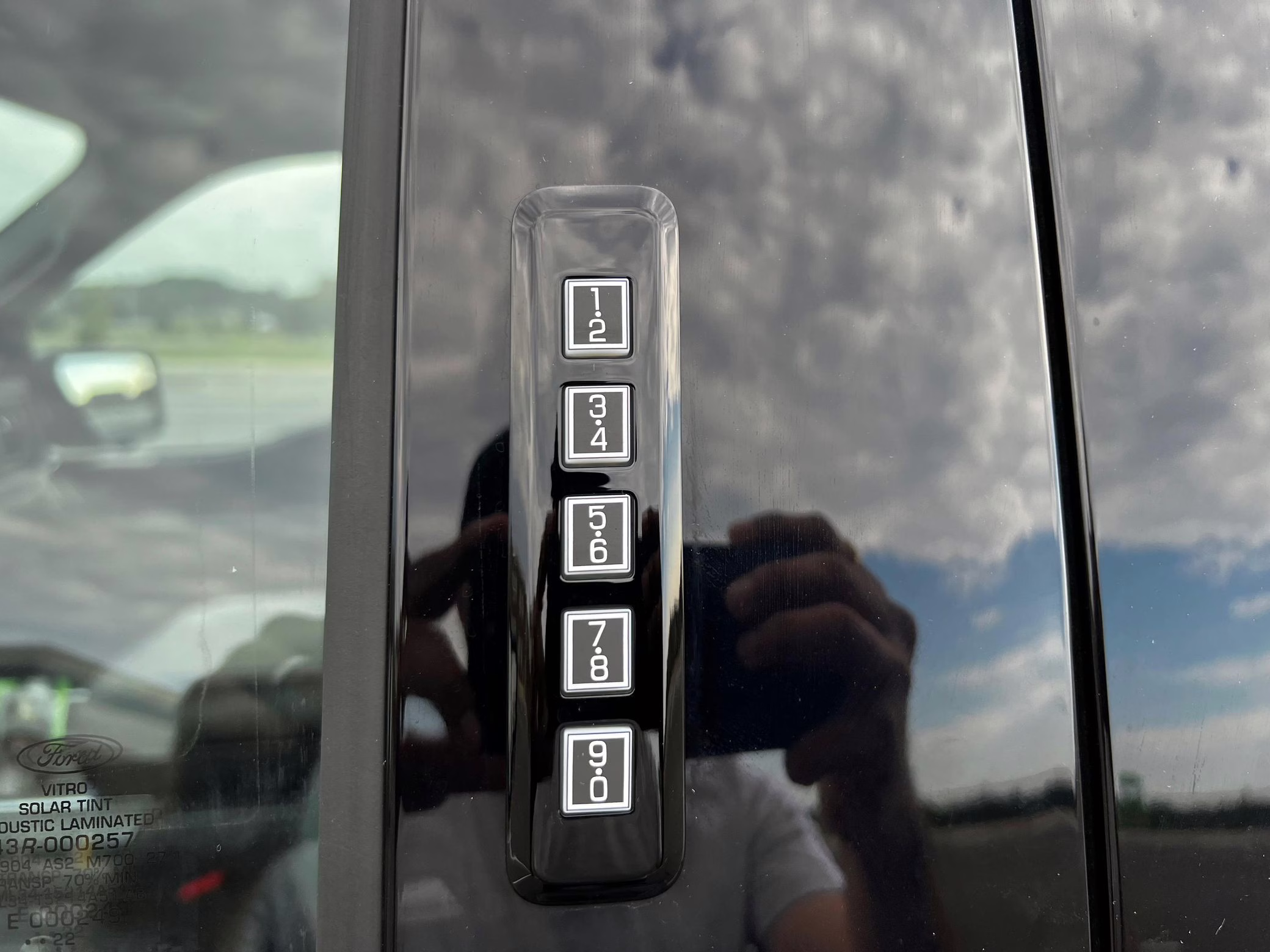 2022 Ford F-150 Lightning Lariat - Image 22