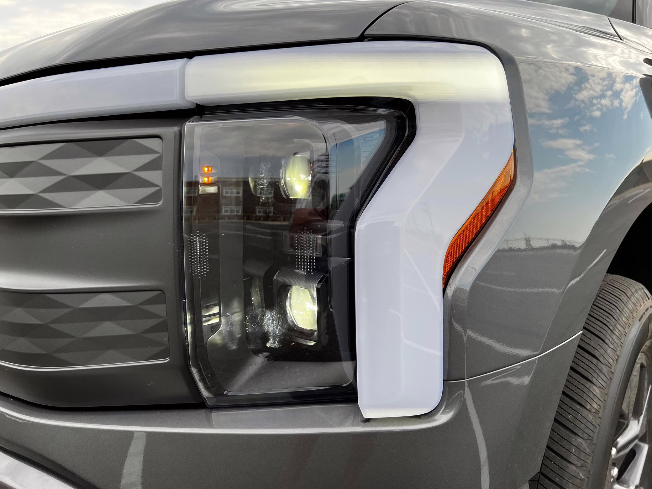 2022 Ford F-150 Lightning Lariat - Image 25