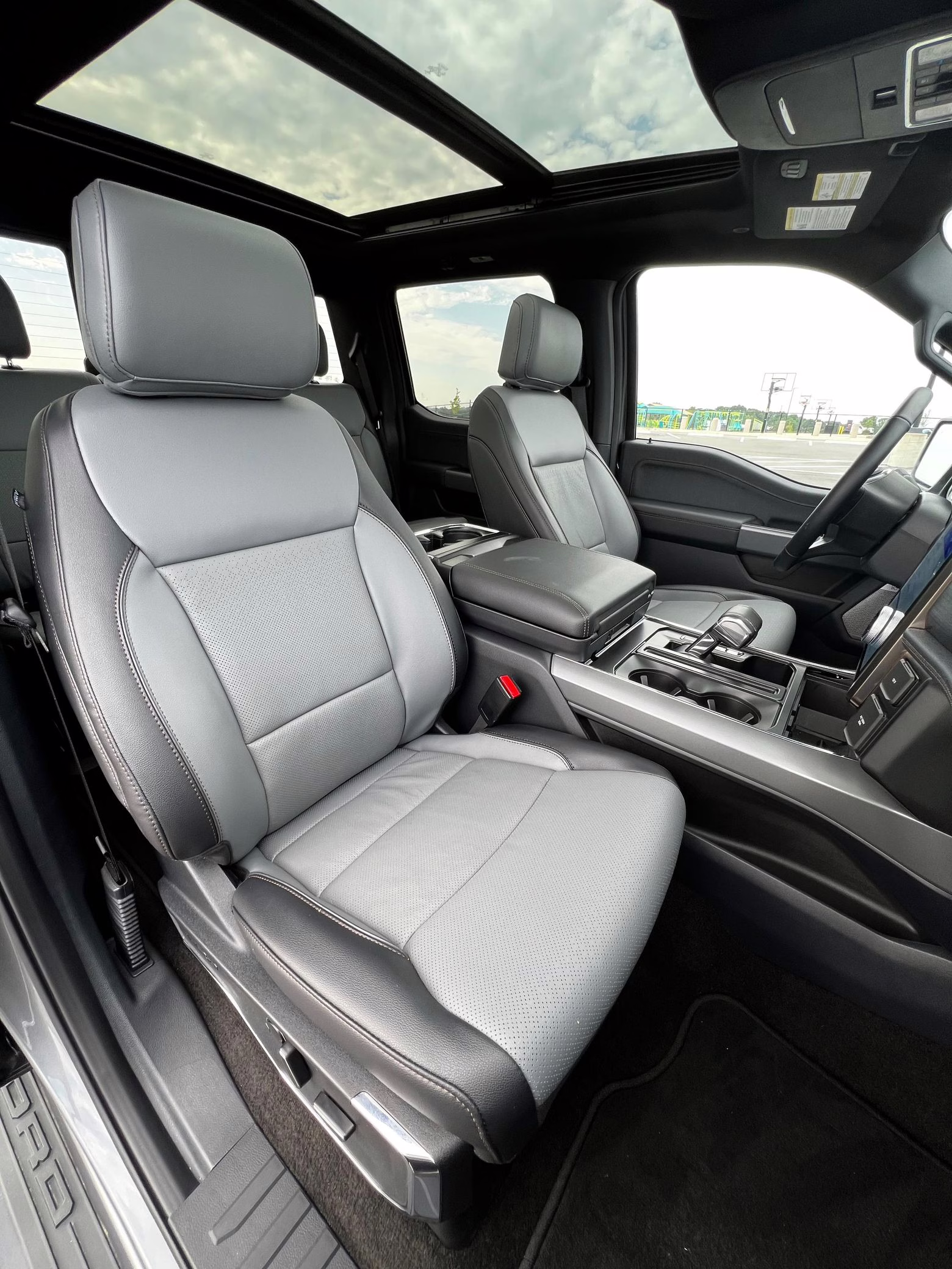 2022 Ford F-150 Lightning Lariat - Image 30