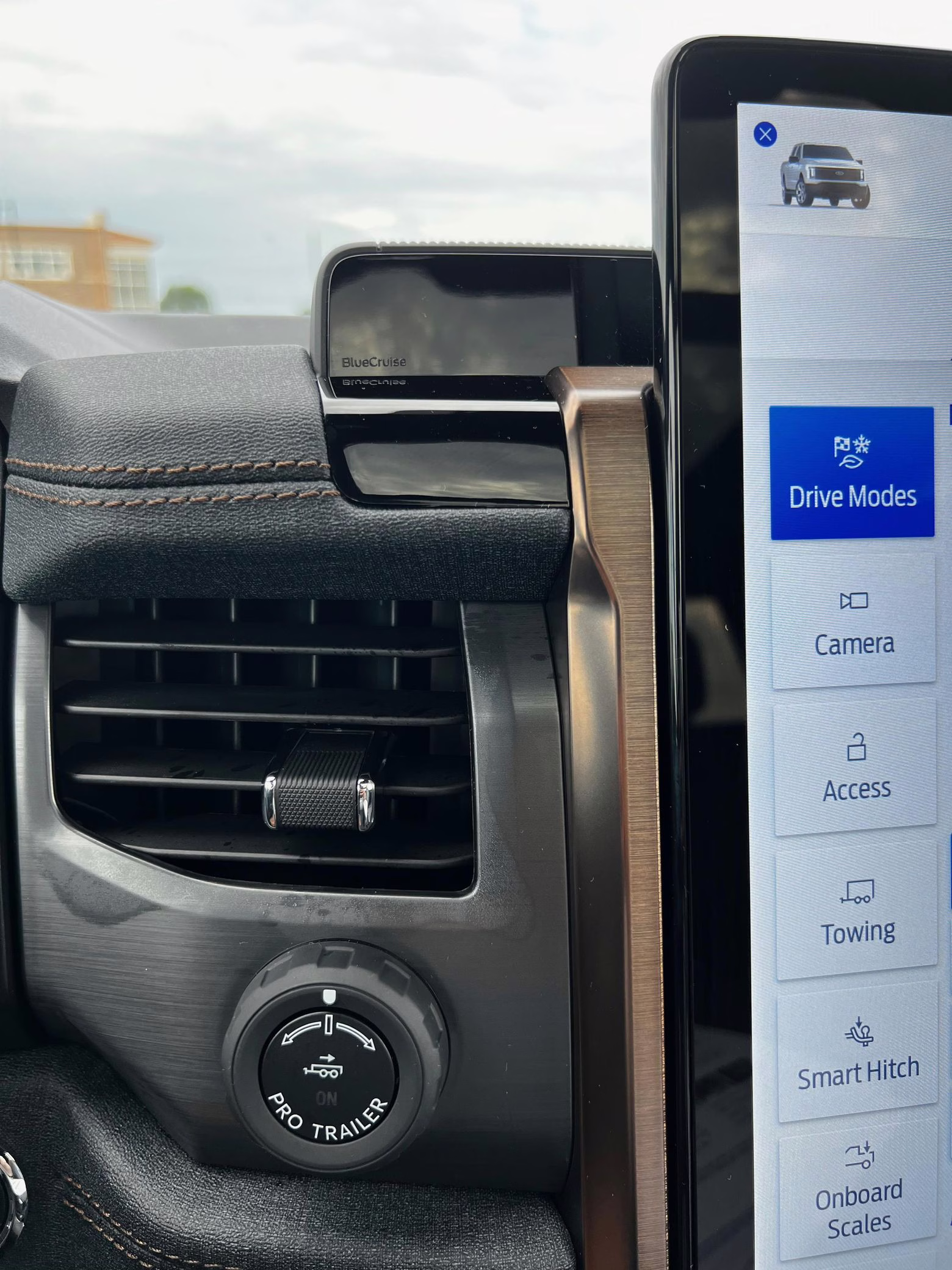 2022 Ford F-150 Lightning Lariat - Image 38