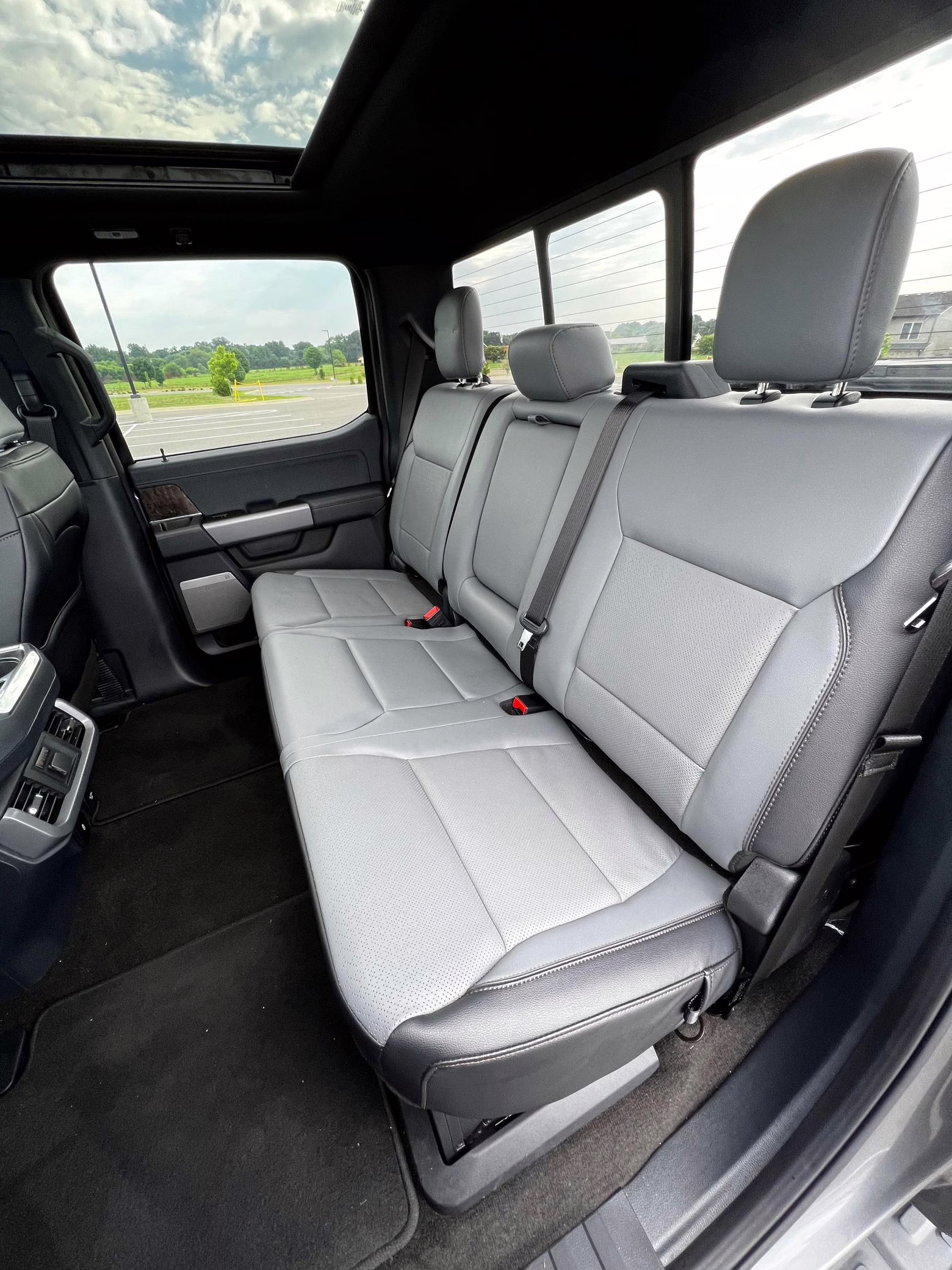 2022 Ford F-150 Lightning Lariat - Image 41