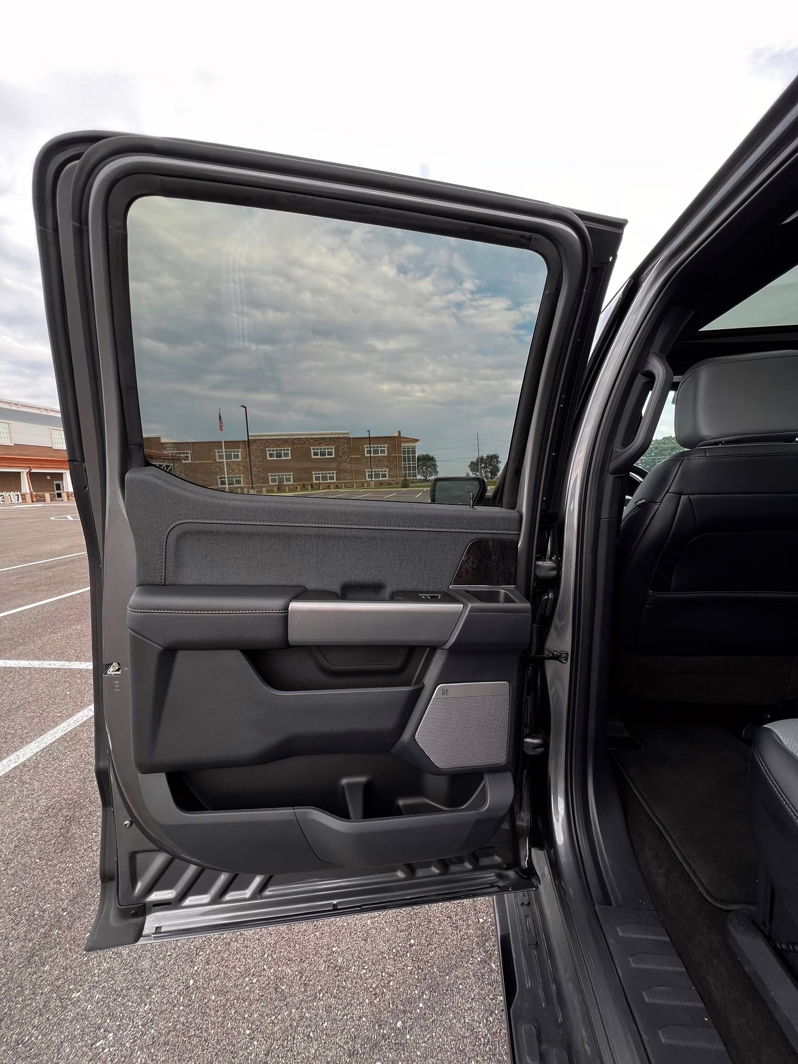 2022 Ford F-150 Lightning Lariat - Image 46