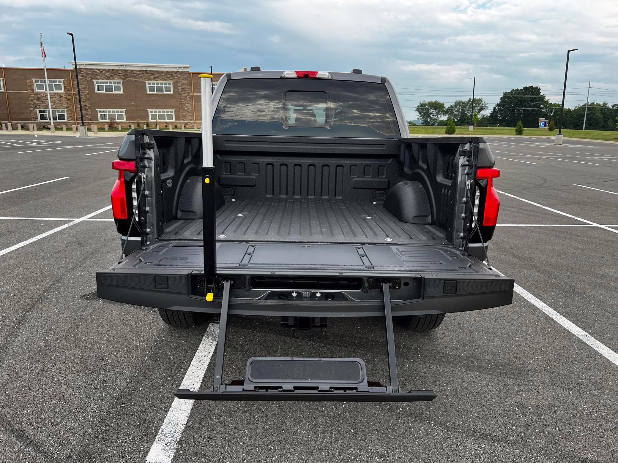 2022 Ford F-150 Lightning Lariat - Image 51