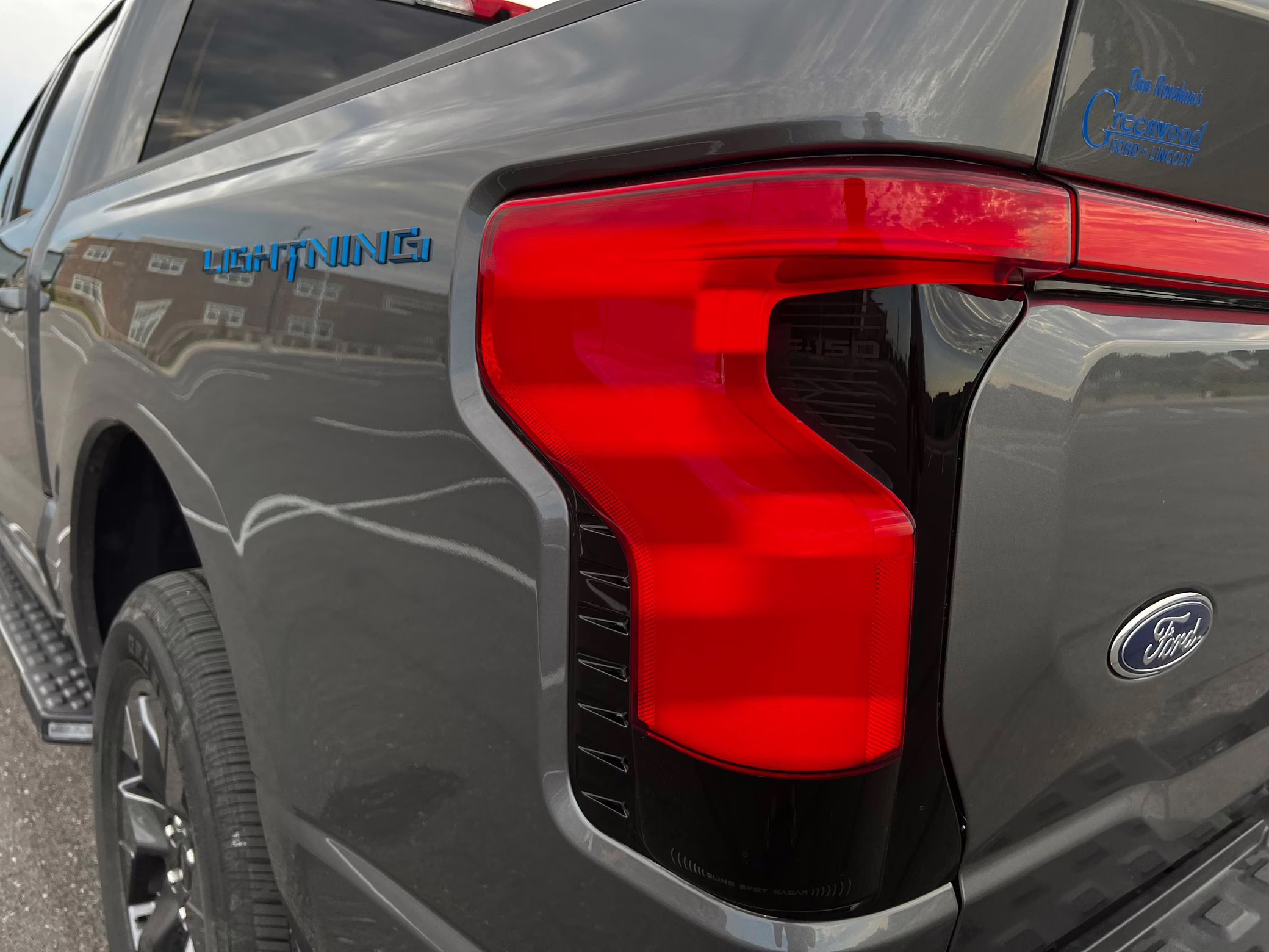 2022 Ford F-150 Lightning Lariat - Image 37