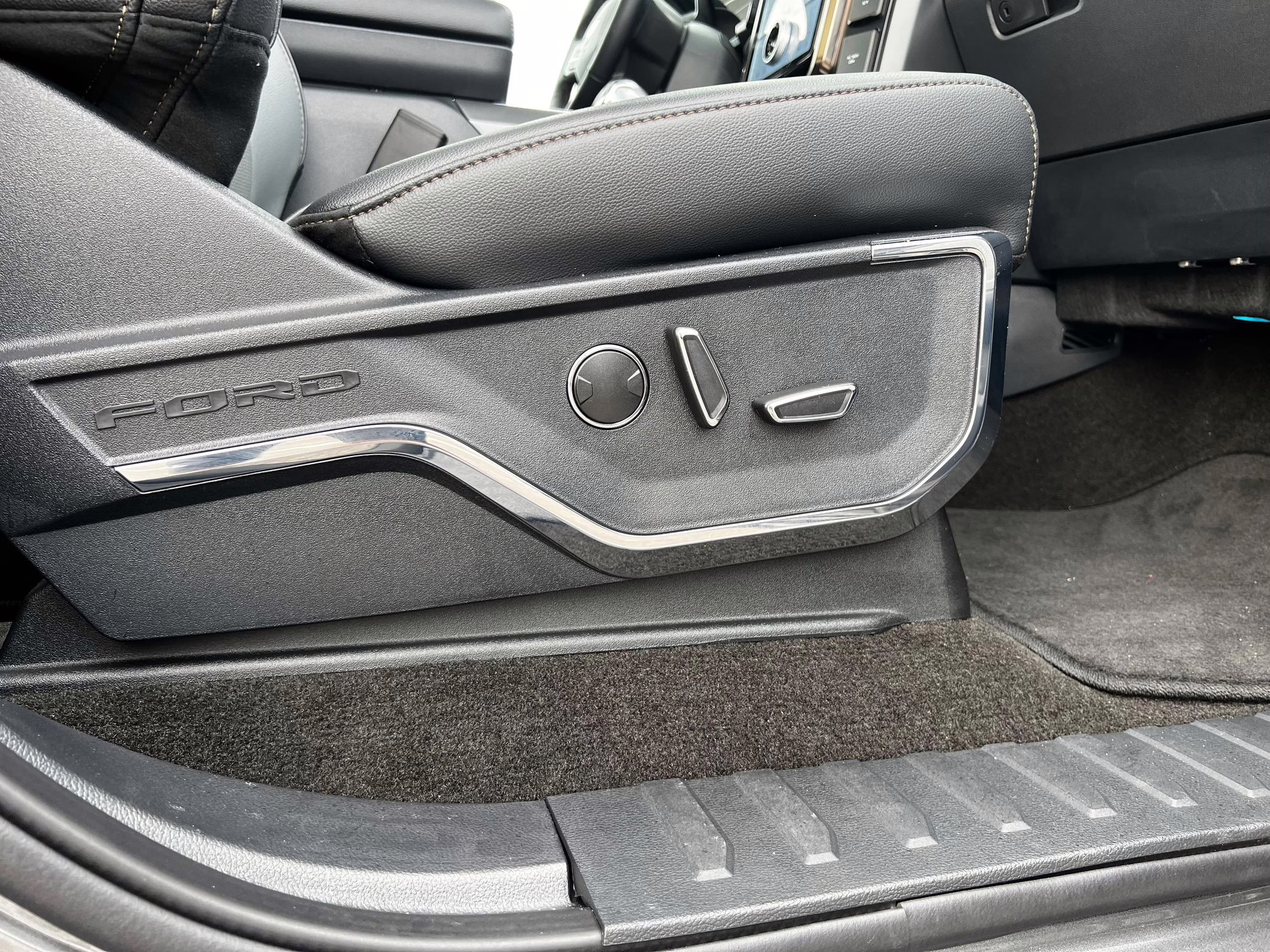 2022 Ford F-150 Lightning Lariat - Image 43